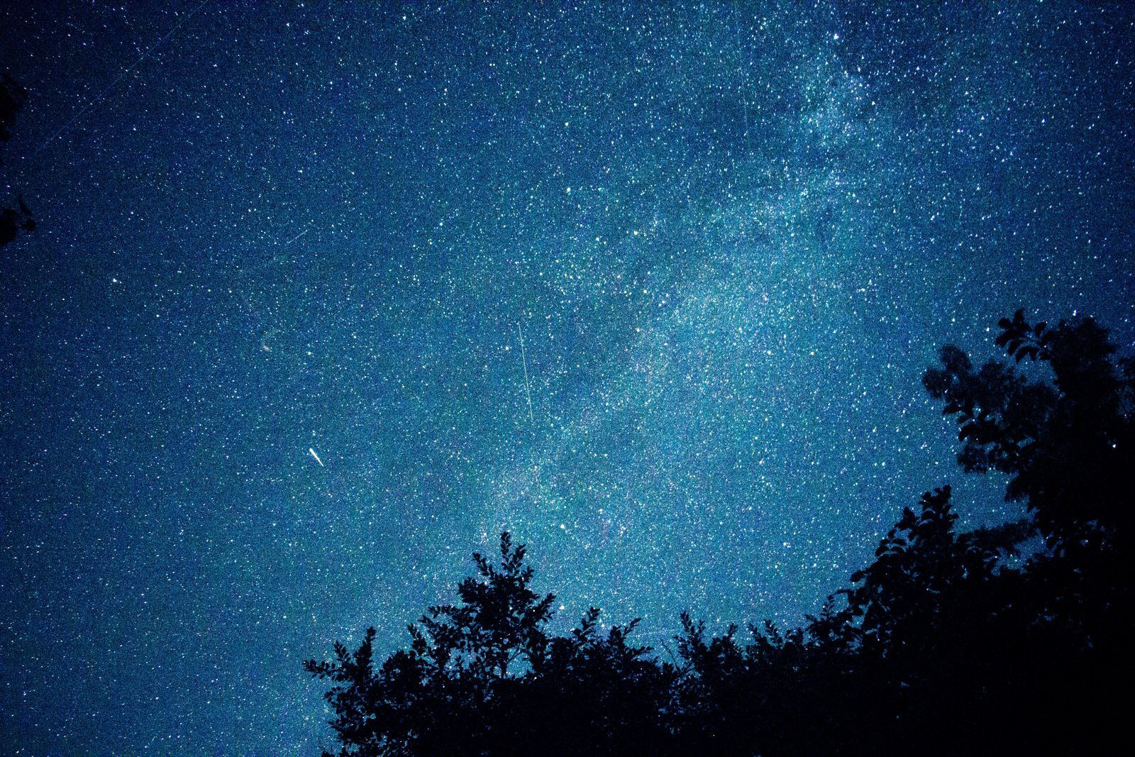 纸飞机折光夜航夜空背景